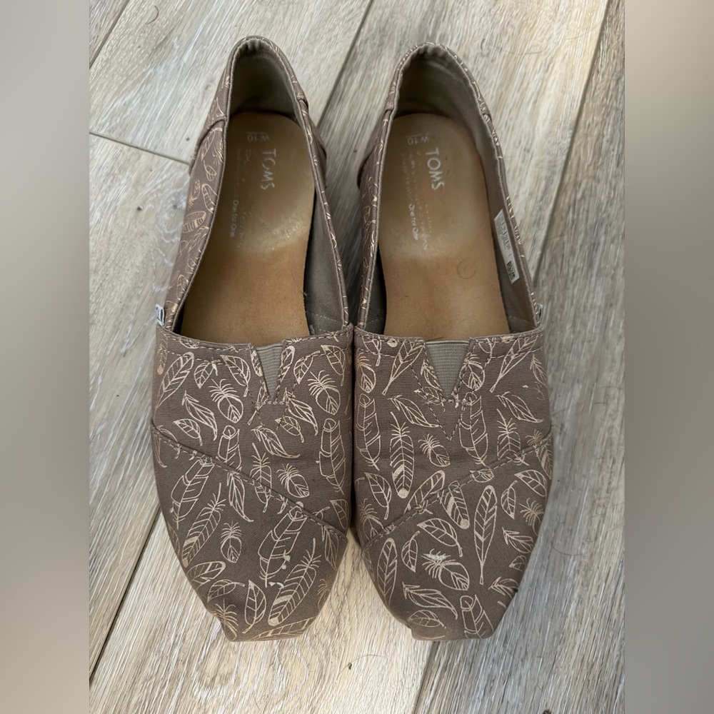 TOMS Women's Brown Feather Pattern Flats